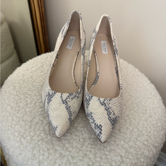 NEW Cole Haan Vesta White and Gray Snakeskin pointy toe heels - Picture 2 of 7